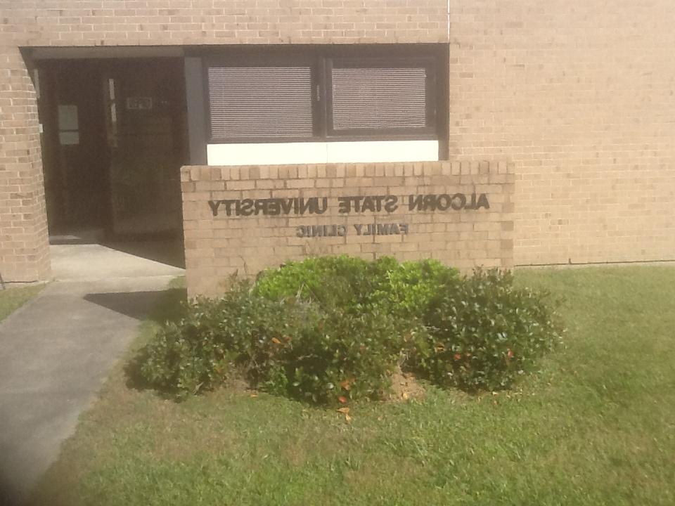 Image of the entrance of the pg电子下载 State University Family Clinic located in Natchez, MS